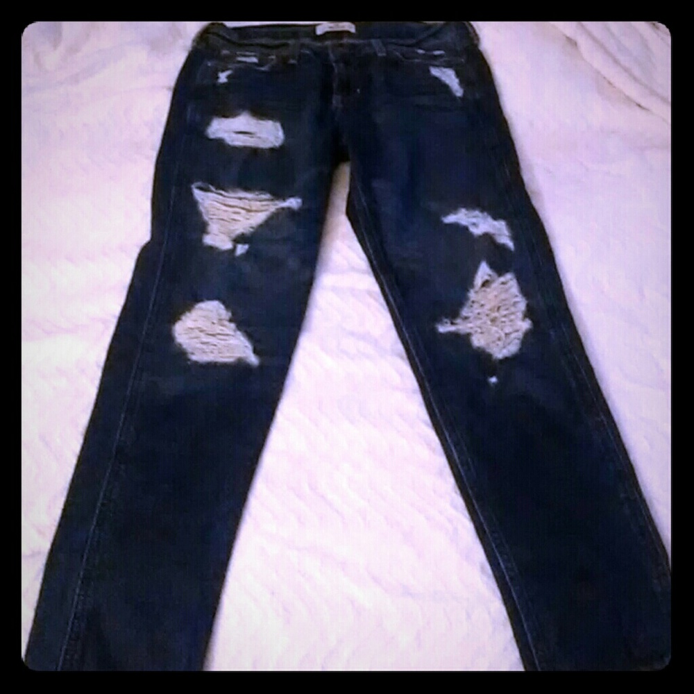 Destroyed Hollister jeans size 3 w26